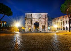 L'Arc de Constantin à Rome frappé par la foudre