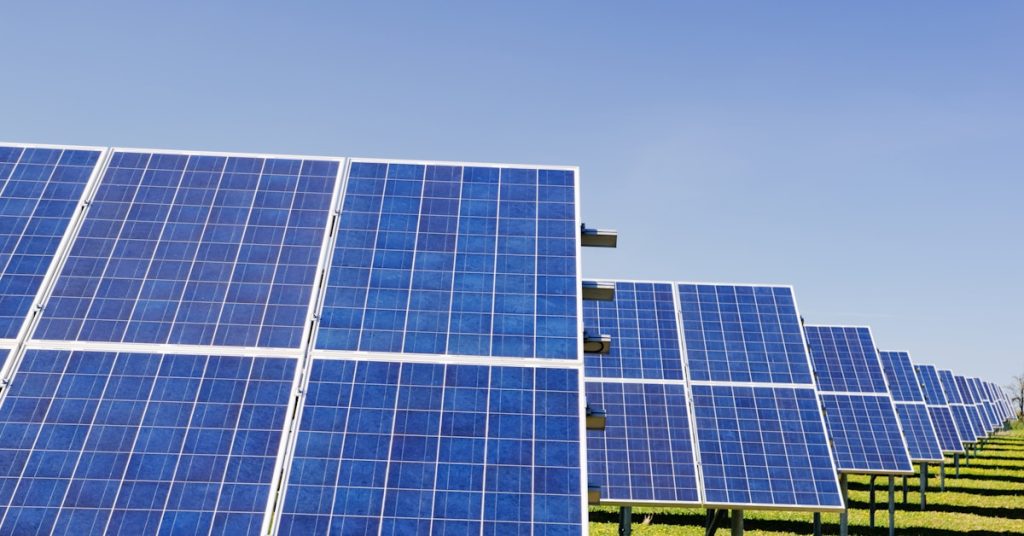 Éclair en atmosphère industrielle – StrikeRadar surveillance foudre IEC 62305