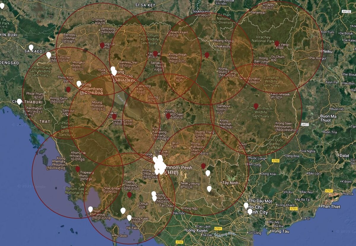 Carte Strike Radar montrant la surveillance simultanée de multiples sites avec zones de couverture et impacts foudre géolocalisés